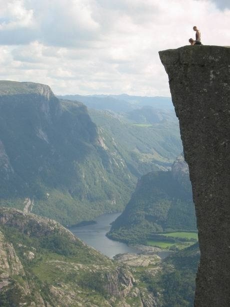 노르웨이의 프레케스톨렌(preikestolen) 절벽.jpg | 인스티즈