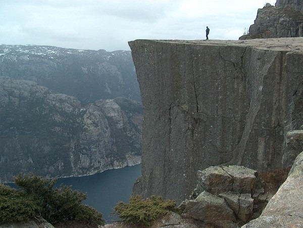 노르웨이의 프레케스톨렌(preikestolen) 절벽.jpg | 인스티즈