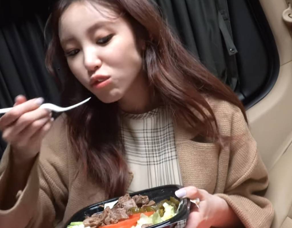 차에서 밥먹는 전효성........jpg | 인스티즈