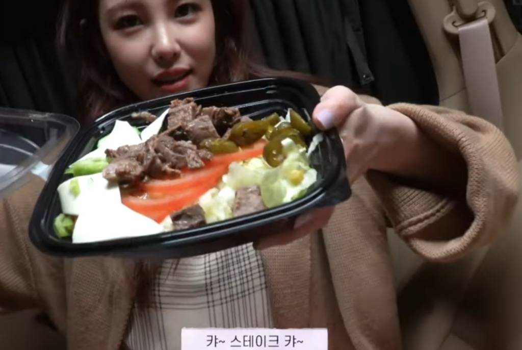 차에서 밥먹는 전효성........jpg | 인스티즈