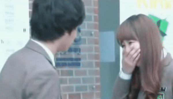 수지 입술 다쳤는지 확인하는 김수현.gif | 인스티즈