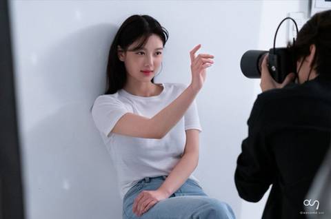 김유정 프로필촬영 비하인드컷 | 인스티즈