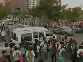 방송국 앞 점령한 어느 걸그룹의 남팬들.gif | 인스티즈