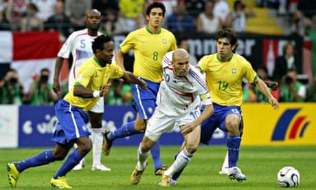 2006년 만 34살 은퇴직전의 지단이 브라질을 상대로 보여준 모습.gif | 인스티즈