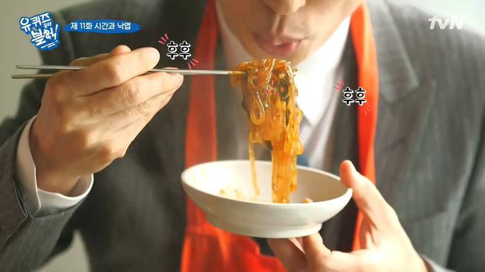 [유퀴즈온더블럭] 곱창+순대볶음으로 점심 먹는 유재석-조세호.jpgif | 인스티즈