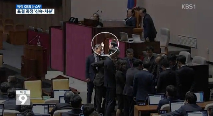 박근혜 탄핵안 가결되었을때 박지원 | 인스티즈