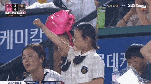 딸에게 손하트 날리는 이대호.gif | 인스티즈