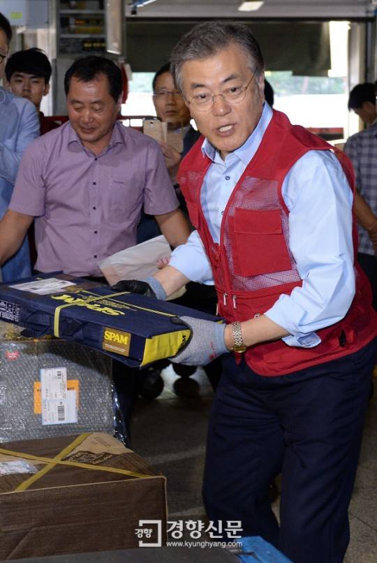 택배상하차 알바 일일체험한다고 떠는 문재인.JPG | 인스티즈