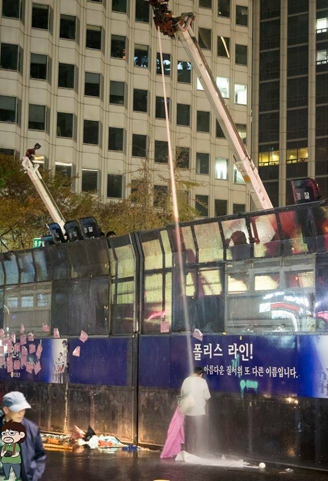 여성이었다.그냥 저기 혼자 있었다.줄을 당기지도 않았다 | 인스티즈