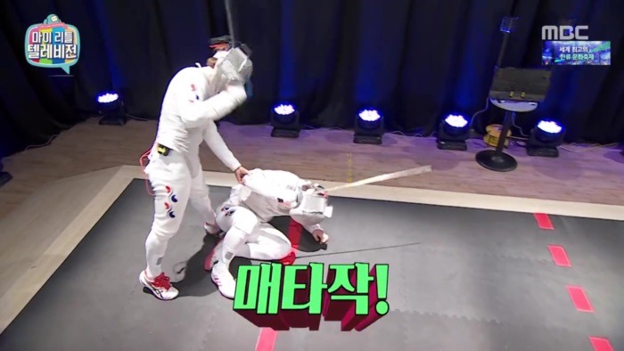 모르모트 VS 펜싱 메달리스트 손펜싱 대결.jpgif | 인스티즈