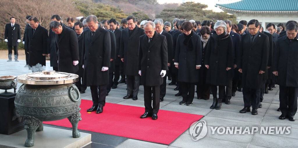 2019.01.02 현충원 참배로 신년 공식업무 시작한 문재인 대통령.jpg | 인스티즈