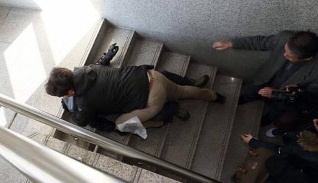 문재인 습격하려는 박사모 회원 제압한 사복경찰 | 인스티즈