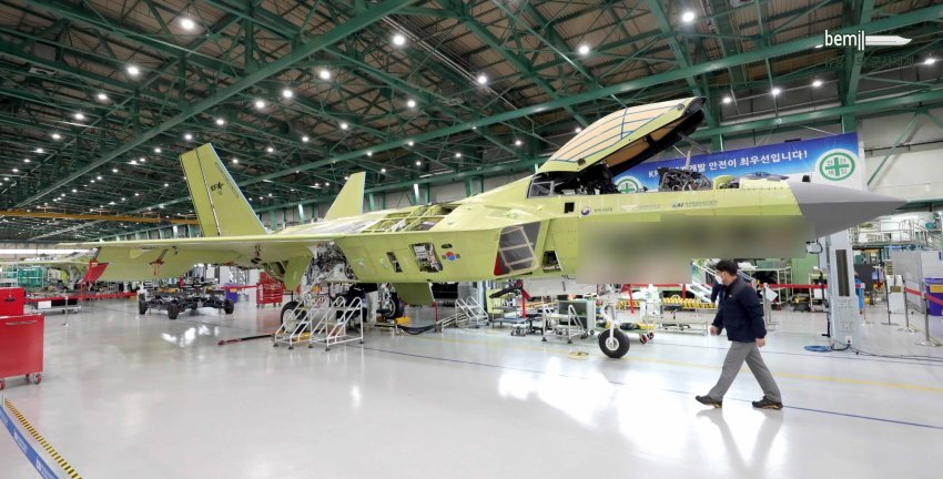 3.1절에 공개된 엔진까지 장착한 한국형 전투기 KF-X 시제 1호기 (영상포함) | 인스티즈