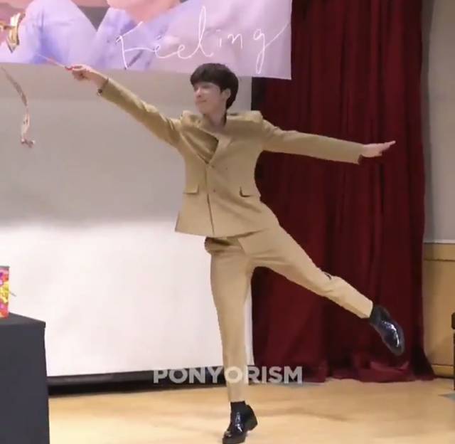 분위기는 도서관인데 상황은 돗대기 시장인 어느 가수의 사인회 | 인스티즈