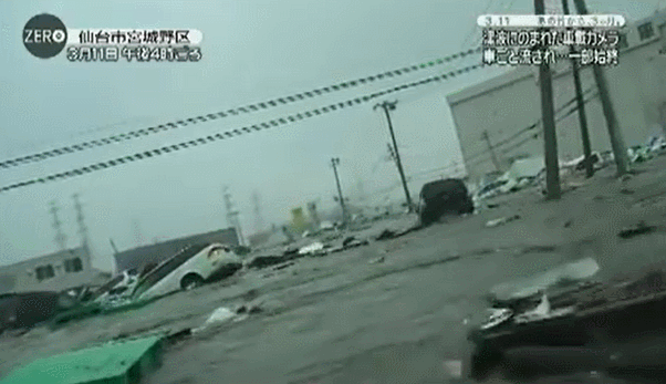 일본 지진 당시 쓰나미에 속수무책으로 당하는 자동차 안 상황.gif | 인스티즈