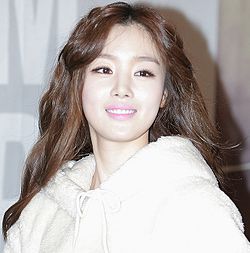 Han Sunhwa in 2014 Celebrity Signing(1).jpg