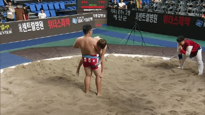 기술로 체급차를 극복한 씨름 선수 ㄷㄷㄷ.jpgif | 인스티즈