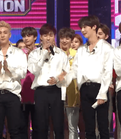 카메라와 눈 마주치면 숨바꼭질 하는 남자 아이돌.gif | 인스티즈