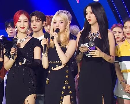 카메라와 눈 마주치면 숨바꼭질 하는 남자 아이돌.gif | 인스티즈