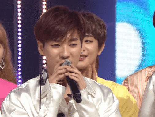 카메라와 눈 마주치면 숨바꼭질 하는 남자 아이돌.gif | 인스티즈