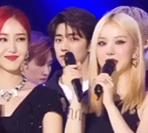 카메라와 눈 마주치면 숨바꼭질 하는 남자 아이돌.gif | 인스티즈