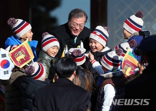 오늘 문재인대통령과 초등학생들.GIF | 인스티즈