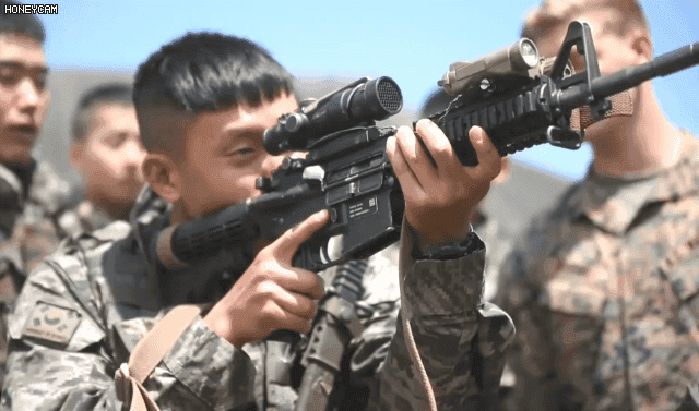 미군 장비 체험하는 한국군인..gif | 인스티즈
