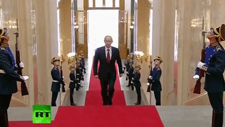 러시아 푸틴 대통령이 한쪽 손만 흔들며 걷는 이유 | 인스티즈