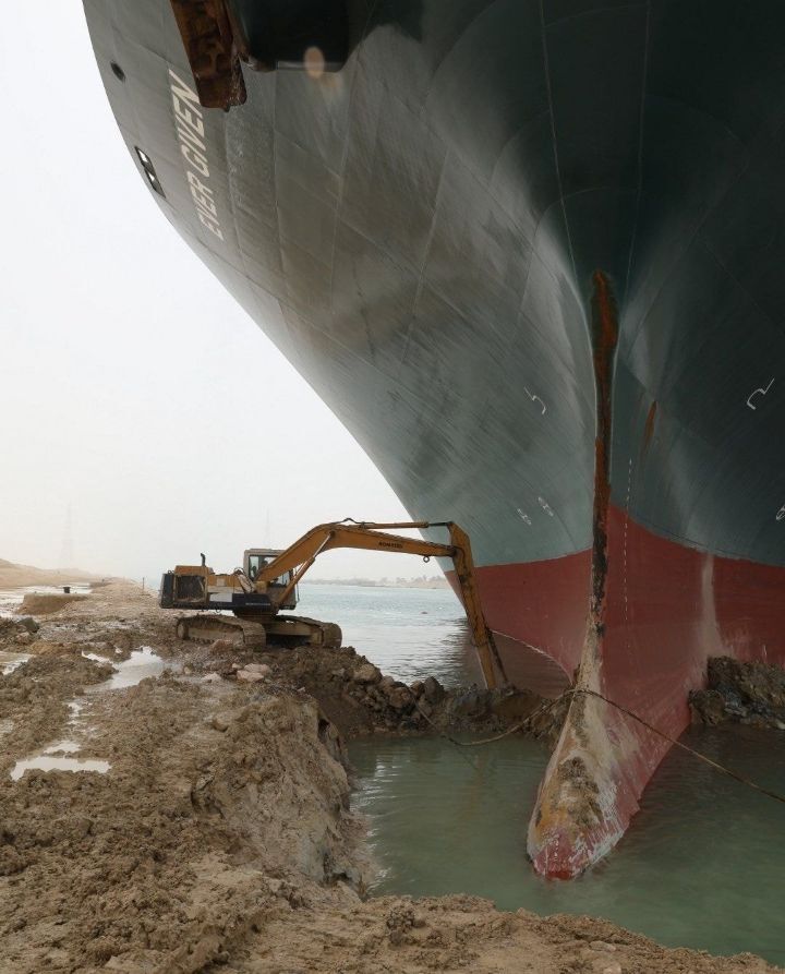 수에즈 운하 선박 흙속에 파묻힌 부분 | 인스티즈