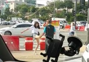 70세 할아버지 싸대기 때리는 30세女 묻지마폭행....(폭행이유 ㄷㄷㄷㄷ) | 인스티즈