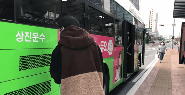 시각장애인들이 타기에는 너무 빠른 버스.gif | 인스티즈