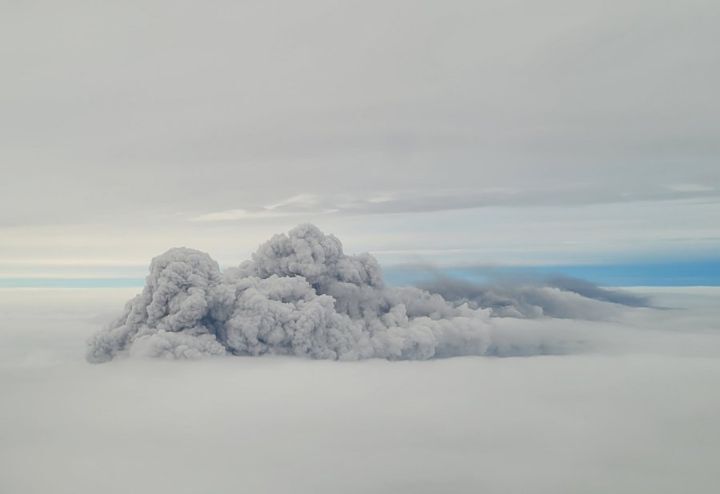 비행기 타고 가다 구름이 신기해서 찍었는데 알고보니 쿠팡 물류센터 화재 연기 치솟은 거였음 | 인스티즈