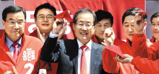 말이 안통하는걸 인정하고 홍준표를 귀여워 하기 시작한 문재인 gif | 인스티즈