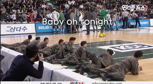 군인한테 포상 내려주는 강윤이 치어리더.jpgif | 인스티즈