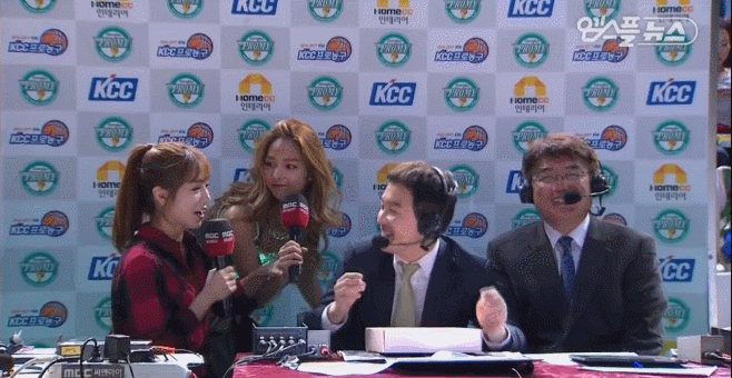 군인한테 포상 내려주는 강윤이 치어리더.jpgif | 인스티즈