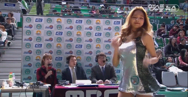 군인한테 포상 내려주는 강윤이 치어리더.jpgif | 인스티즈