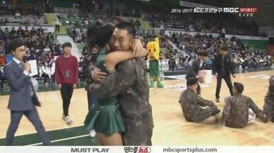 군인한테 포상 내려주는 강윤이 치어리더.jpgif | 인스티즈