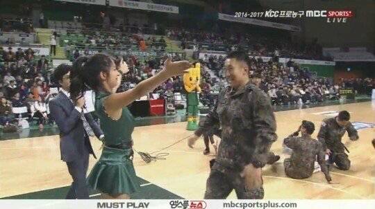 군인한테 포상 내려주는 강윤이 치어리더.jpgif | 인스티즈