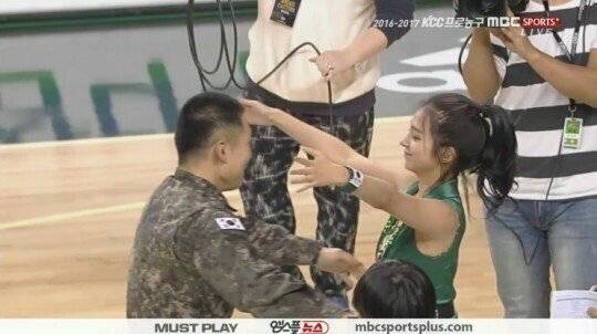 군인한테 포상 내려주는 강윤이 치어리더.jpgif | 인스티즈