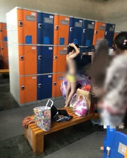 중국의 한 엄마가 10대 아들을 수영장 여성 탈의실과 샤워실에 함께 데리고 들어와 누리꾼들의 공분을 샀다. (웨이보 갈무리) © 뉴스1