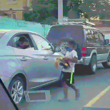 "장난감 너 가져” 차 닦는 거리 소년에 선물 주고 떠난 아이 | 인스티즈