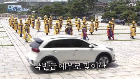 국빈급 예우로 국가 유공자들을 모신 문재인 대통령.jpg | 인스티즈