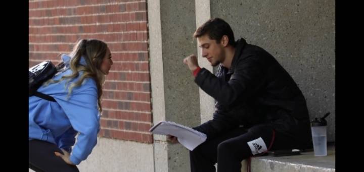 모르는 사람한테 냅다 손키스 날려보기 | 인스티즈