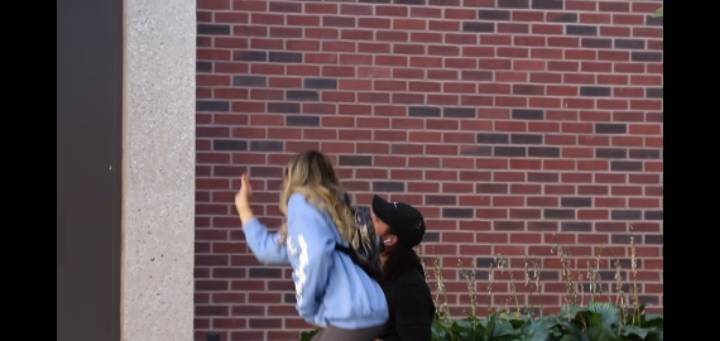 모르는 사람한테 냅다 손키스 날려보기 | 인스티즈