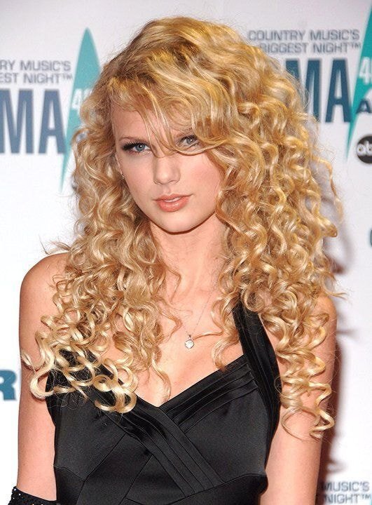 머리카락이 심한곱슬에서 직모로 변했다는 테일러 스위프트 | 인스티즈