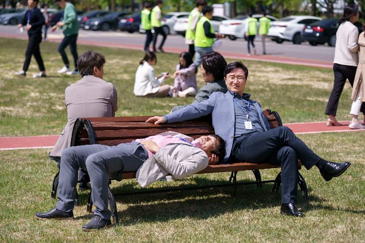 [미치지않고서야] 드라마 스틸컷인지 실제 부장님들 점심시간인지.jpg | 인스티즈