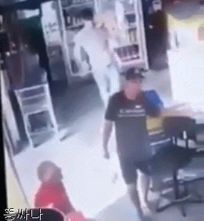 감전 당한 사람 도와주는 방법.gif | 인스티즈