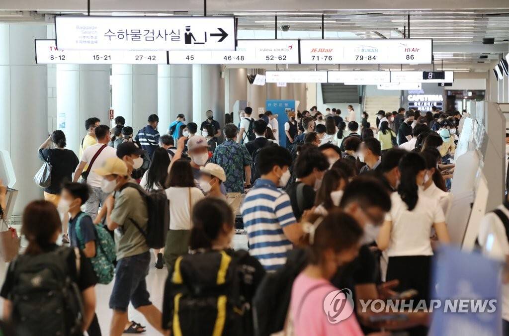 7월 22일 오늘 여행객들로 붐비는 김포공항 | 인스티즈