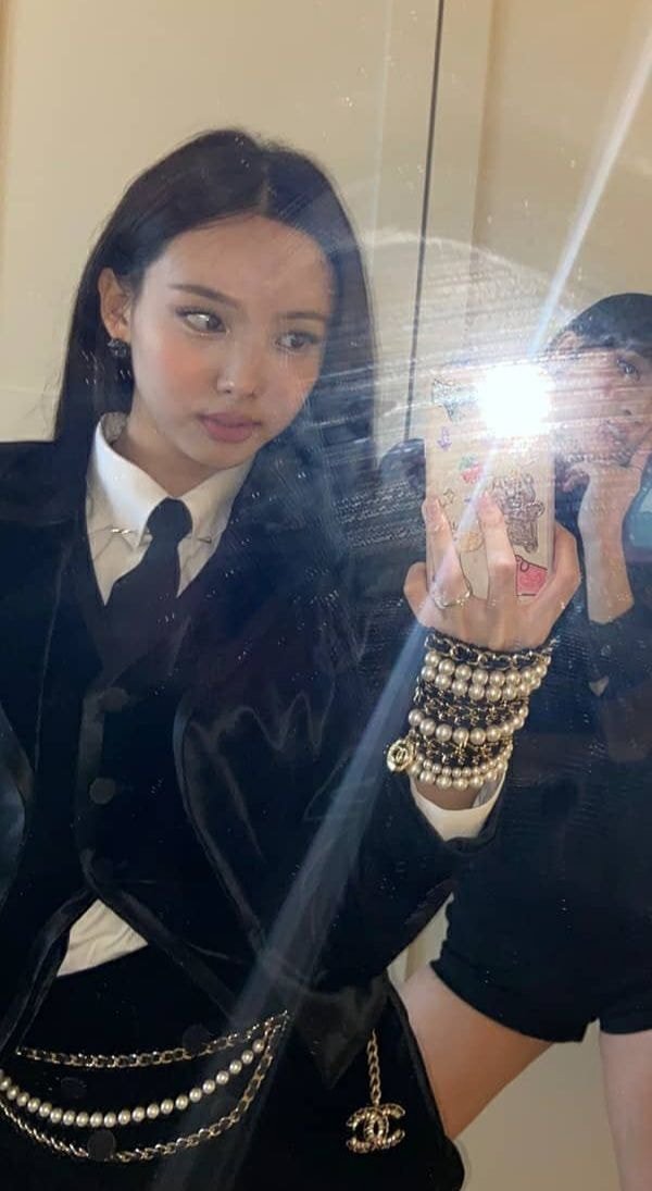 취향 확실한 트와이스 나연이 실제로 쓰는 폰케이스.jpg | 인스티즈