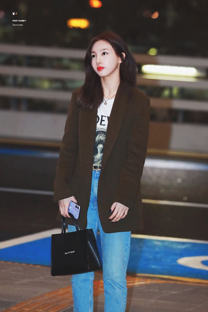 취향 확실한 트와이스 나연이 실제로 쓰는 폰케이스.jpg | 인스티즈